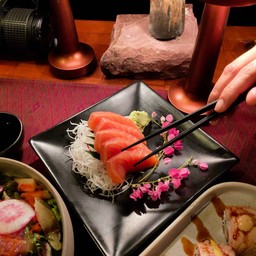 แซลมอนซาซิมิ