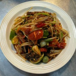 ผลไม้ปอกพร้อมทาน (หน้าวัดภูเขาดิน)