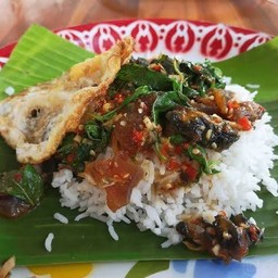 กระเพราหมูสับไข่เยียวม้า ไข่ดาว+ใส้กรอก - ตั๊กกระเพราถาด
