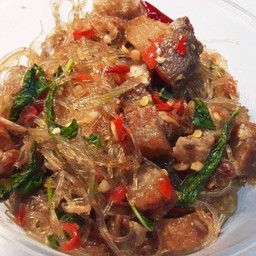 กระเพราหมูกรอบใส่วุ้นเส้น