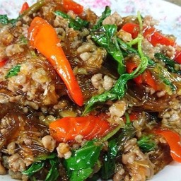 กระเพราไก่ใส่วุ้นเส้น