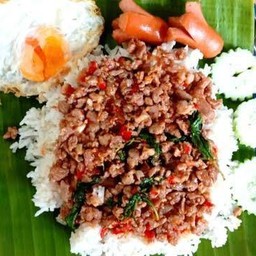 กระเพราไก่ไข่ดาว+ใส้กรอก - ตั๊กกระเพราถาด