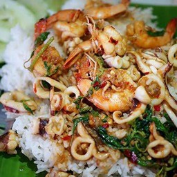 กระเพรารวมมิตรทะเลไข่ดาว+ใส้กรอก - ตั๊กกระเพราถาด