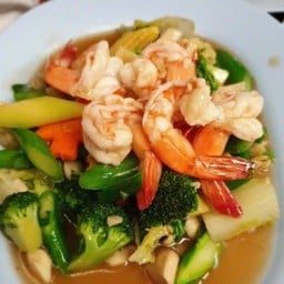 ผัดมอคโคลี่ใส่กุ้ง