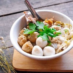 ก๋วยเตี๋ยวเนื้อตุ๋นยาจีน - หน้าโรงบาล