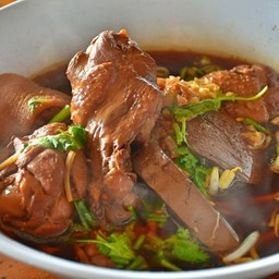 เกาเหลาน่องไก่ - ก๋วยเตี๋ยวไก่ตุ๋นแม่ถนอม