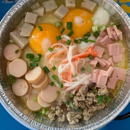 ไข่กระทะ 2 ฟอง เครื่อง 6 อย่าง หมูสับ-หมูยอ-แฮม-ไส้กรอก-ปูอัด-กุนเชียง