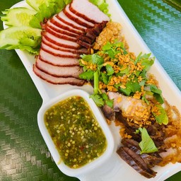 หมูแดง+หมูกรอบ(กับข้าว) พิเศษ