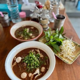 เส้นเล็กน้ำตกพิเศษ 60 บาท ธรรมดา 50 บาท