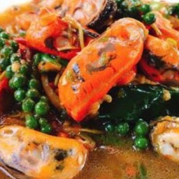 ผัดฉ่าพริกสดหอยแมลงภู่ราดข้าว