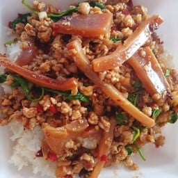 กะเพราหมูสับปลาหมึกกรอบ