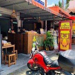 ชานิยม หน้าสนามกีฬาสุระกุล