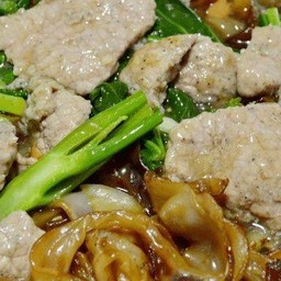 เส้นใหญ่ราดหน้าหมู - ราดหน้า-สุกี้เคี้ยงเอมไพร์