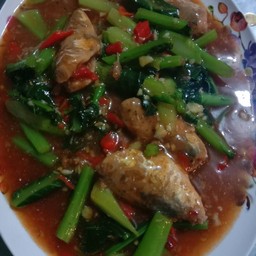 ผัดคะน้าปลากระป๋อง