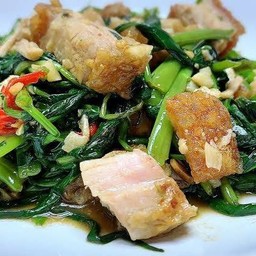 ผักบุ้งหมูกรอบ- เฮงเฮงอาหารตามสั่ง