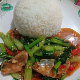 คะน้าปลากระป๋องราดข้าว