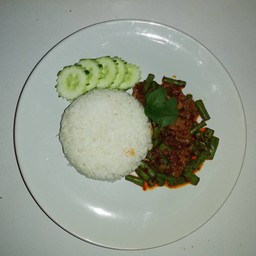 ข้าวราดผุัดพริกแกงหมูใส่ถั่ว