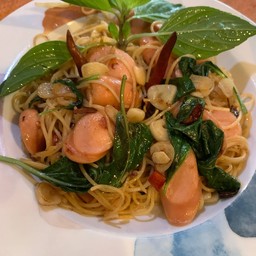 สปาเก็ตตี้พริกแห้งไส้กรอก