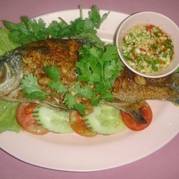 ปลากระพงทอดกระเทียม (กับข้าว)