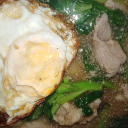 ราดหน้าเส้นหมี่ไข่ดาว