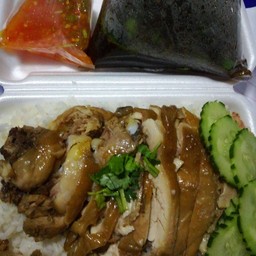 ข้าวหน้าสะโพกไก่ต้มน้ำปลา พร้อมน้ำราด และน้ำจิ้มรสเด็ด