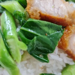 ข้าวราดคะน้าหมูกรอบ