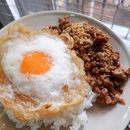 หมูสับกระเทียมพริกไทย ไข่ดาว