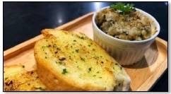 Garlic bread with clam - ขนมปังกระเทียมหอยลาย