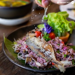 ข้าวหอมมะลิผสมข้าวไรซ์เบอร์รีนุ่ม ๆ คลุกเคล้ากับเครื่องสมุนไพร บีบมะนาวพร้อมลุย