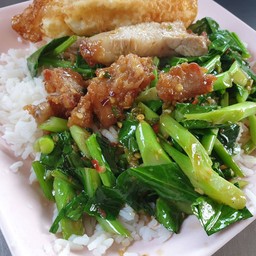 คะน้าหมูกรอบ.กับข้าว