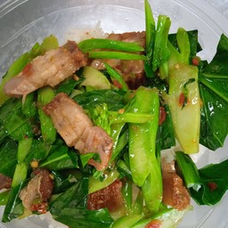 ข้าวคะน้าหมูกรอบ