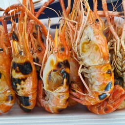 กุ้งที่ได้ แล้วแต่ขนาดที่มาในแต่ละวัน พร้อมน้ำจิ้มซีฟู้ด