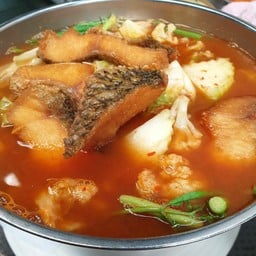 แกงส้มผักรวมปลาช่อนทอด