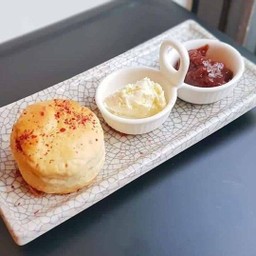 BEST SELLER- Homemade Scone with cream & Jam สโคนหอมเนยฉ่ำ ลืมเนื้อสโคนแห้งๆติดคอไปได้เลยค่ะ