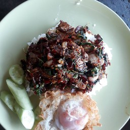 ข้าวกระเพราเนื้อไข่ดาว