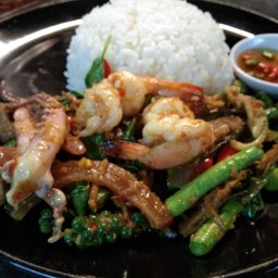 ผัดฉ่าทะเล ราดข้าว