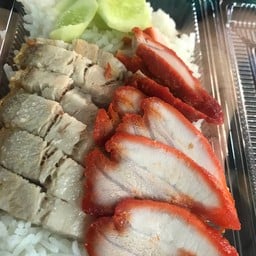 ข้าวหมูแดงผสมหมูกรอบ
