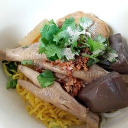 ก๋วยเตี๋ยวไก่ตุ๋นริมรั้ว