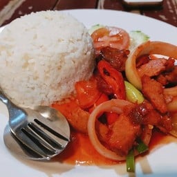 ข้าวราดผัดเนื้อแดง