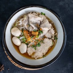 ก๋วยเตี๋ยวเคาะระฆังน้ำแดง