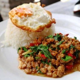 กระเพราหมูสับราดข้าวไข่ดาว