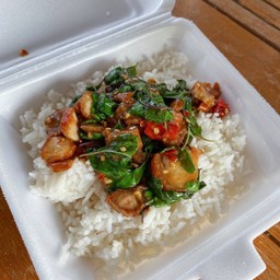 กระเพราหมูกรอบ