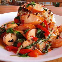 กะเพราไส้กรอก ราดข้าว