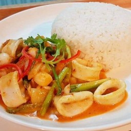 หมึกผัดไข่เค็มราดข้าว