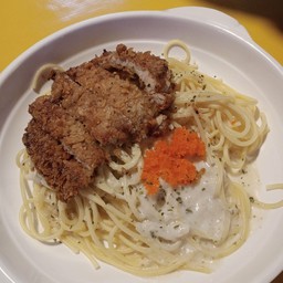 สปาเก็ตตี้ คาโบนาร่า โรยไข่กุ้ง + หมูชุปเเป้งเกล็เขนมปังทอดกรอบ