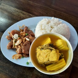 ข้าวหมูทอด+แกงส้มปลากระพงยอดมะพร้าว