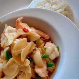 ข้าว กุ้งสับผัดพริกขี้หนูกระเทียมสด