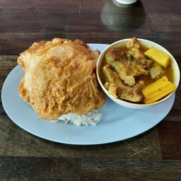 แกงส้มซี่โครงอ่อนยอดมะพร้าวเป็นกับข้าว