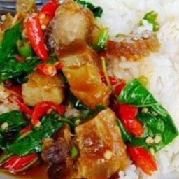 กระเพราหมูกรอบราดข้าว