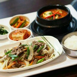 Set D เนื้อวัวหมักผัดซอสเกาหลี